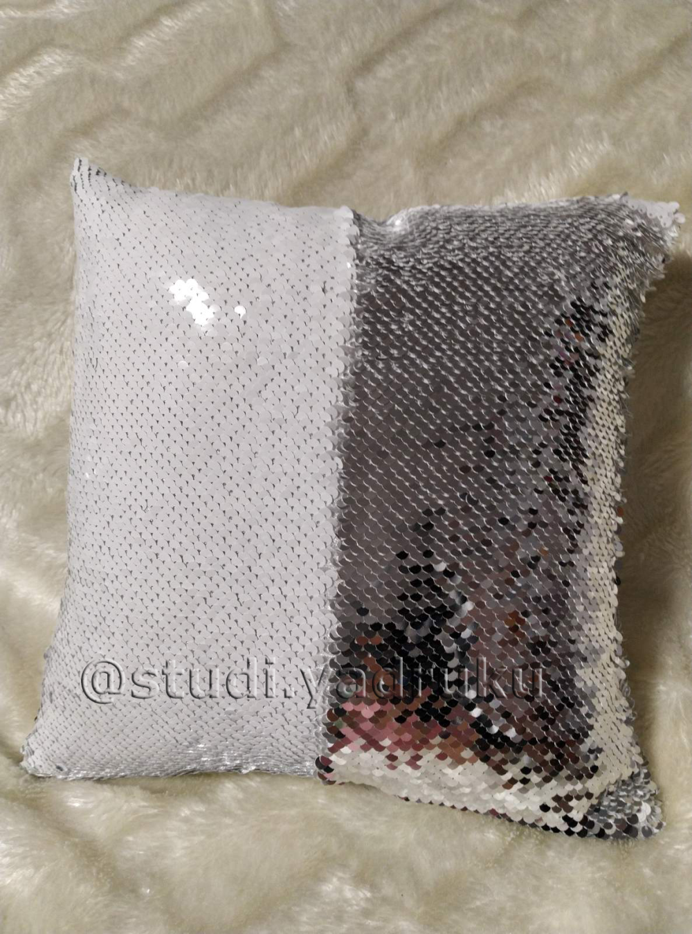 Подушка з паєтками квадратна 30*30